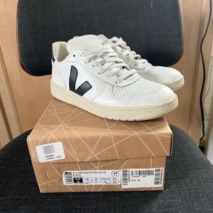 Veja V-10 Sneaker